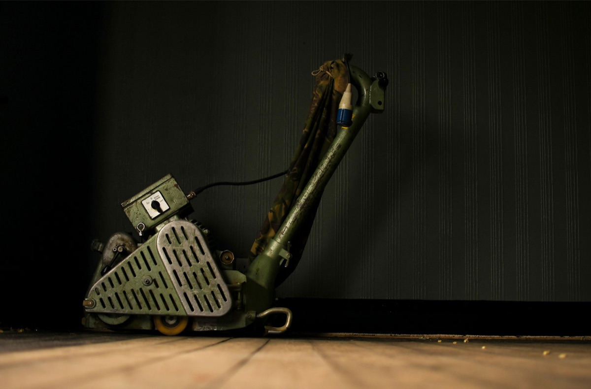 Sanierung – Bodenschleifmaschine im Einsatz